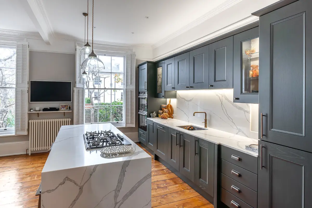 أحدث اتجاهات ديكورات الجدران الخشبية في 2025